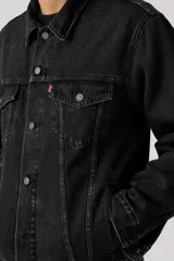 Campera de jean Levi's modelo Trucker con calce relajado, color negro lavado, con cierre frontal de botones metálicos, bolsillos con solapa en el pecho y cuello clásico.