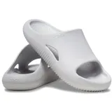 Sandalias tipo slide de una sola pieza, color verde oliva, con diseño ergonómico y contemporáneo. Presentan una abertura lateral en la parte superior y una suela gruesa con textura acanalada.