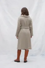 Tapado largo de lana con cuello solapa, cierre cruzado y cinto ajustable a la cintura. Presenta un diseño de textura jaspeada en tonos neutros.
