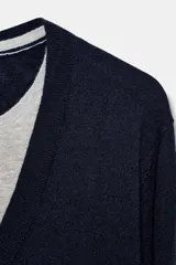Jersey de punto con lana, de diseño combinado con cuello en V profundo en color beige y detalle interior en color amarillo. Presenta mangas largas con puños ajustados.