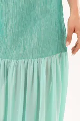 Vestido largo color verde agua, con tirantes finos, escote recto y falda larga fluida con panel fruncido en la parte superior.