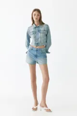Short de cinco bolsillos en denim de algodón rígido, con tiro alto y bajo deshilachado.