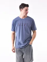 Remera de manga corta, cuello redondo y calce ajustado (slim fit), color azul con estampado de líneas horizontales en tono más oscuro que forma la palabra "ALIVE" en el pecho.
