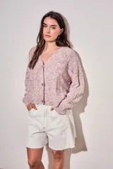 Cardigan de punto texturado en color rosa viejo, con escote en V, cierre frontal de botones y mangas largas con puños acanalados.