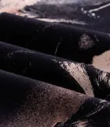 Remera negra de algodón con estampa gráfica de la saga de películas "The Twilight Saga", mostrando a los personajes principales (Bella Swan, Edward Cullen, Jacob Black, Alice Cullen, Emmett Cullen) y un lobo.