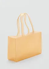 Bolso tipo tote de tamaño mediano con diseño semitransparente y acabado brillante. Cuenta con doble asa corta para llevar en la mano o al hombro.