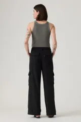 Pantalón cargo negro de corte ancho, con bolsillos laterales con solapa y cintura con cinturón ajustable con hebilla metálica.