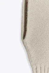 Chaleco de punto confeccionado en lana, con cuello redondo y diseño de manga sisa amplia. Presenta acabados en rib en el cuello, las sisas y el ruedo.