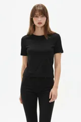 Remera de manga corta y cuello redondo, al cuerpo, de algodón con elastano.