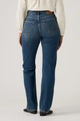 Jeans de corte recto y tiro alto, con diseño clásico de cinco bolsillos y acabado en tono azul medio con ligero desgaste.