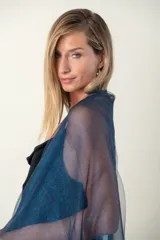 Chal color champagne de organza y lurex con flecos en el borde.