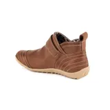 Bota baja de cuero color marrón, estilo botín con elásticos laterales y tira con hebilla metálica ajustable. Cuenta con costuras decorativas pespunteadas y suela de goma con relieve.