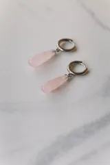 Aros colgantes de acero quirúrgico plateado con dije de piedra natural rosa en forma de lágrima.