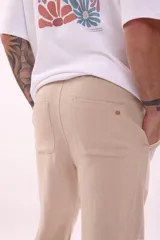 Pantalón de vestir color verde militar, de corte recto y tiro medio, con bolsillos laterales y cordón ajustable en la cintura.
