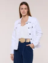 Campera de jean blanca de la marca Dash, con cuello solapa, cierre frontal de botones metálicos y bolsillos aplicados en el pecho.