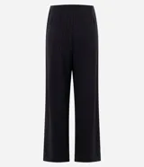Pantalón wide leg negro con diseño a rayas sutiles, tiro medio, pinzas frontales y caída fluida.