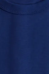 Remera azul de punto de algodón tupido con cuello redondo acanalado y mangas cortas.