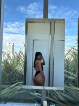 Malla entera blanca de encaje con forro, espalda descubierta y corte tipo tanga.