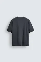 Camiseta de corte relajado confeccionada en algodón con acabado mercerizado, cuello redondo en rib y manga corta.
