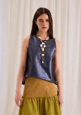 Top sin mangas de cuero de oveja metalizado en color azul, con cuello redondo a la base y corte recto y holgado.