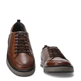 Championes de cuero azul marino marca Democrata, modelo Dylan, con detalles de recortes, pespuntes, cordones al tono y suela de goma con entresuela gris.
