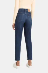 Jean de mujer, tiro alto, color azul oscuro con efecto lavado. Corte mom ajustado en el tobillo (taper).