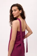 Minivestido fucsia con cuello halter y bufanda a tono.