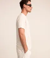 Remera slim de hombre en color blanco, con cuello redondo, mangas cortas y textura acanalada de rayas verticales.