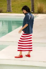 Pollera midi tejida a crochet con hilado de algodón, a rayas horizontales rojas y blancas, con tajo lateral.