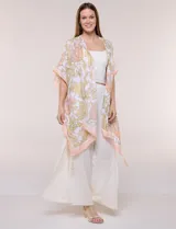 Kimono de gasa ligera con estampado floral en tonos beige y salmón, de silueta amplia, mangas cortas integradas y ruedo asimétrico con detalles de borlas en las puntas.