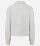 Saco de tricot color beige, con cuello polo, mangas largas y cierre frontal con botones. Presenta un diseño clásico y versátil con acabado liso.