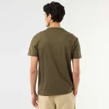 Camiseta de manga corta color verde militar con cuello tunecino y cartera de tres botones.