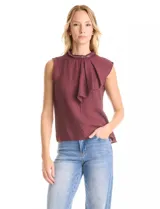 Blusa sin mangas color bordó, confeccionada en crepe, con cuello alto adornado con mostacillas y detalle de sobre capa drapeada en la parte frontal. Presenta abertura tipo gota con botón en la espalda.