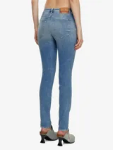 Jeans skinny Diesel modelo Babhila de tiro medio, confeccionados en denim elástico azul claro y parcialmente con algodón reciclado.