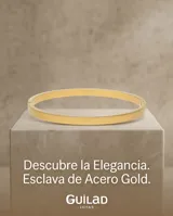 Pulsera tipo esclava rígida de acero con baño de oro, con diseño grabado en la superficie.