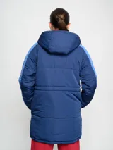 Parka larga de abrigo Umbro del Club Nacional de Football, color rojo con detalles en naranja en las mangas. Cuenta con capucha, cierre frontal con botones a presión y escudo del club bordado en el pecho.