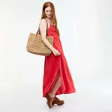 Vestido largo fluido rojo con tirantes finos, escote recto y tajo lateral en la falda.