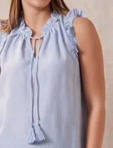 Blusa sin mangas color beige con rayas verticales finas, cuello redondo fruncido con escote en V y lazo con borlas.