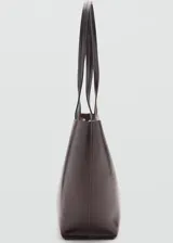Bolso tipo tote de poliuretano en color bordó, con efecto craquelado, asas largas para el hombro y costuras verticales decorativas en el frente.