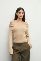 Top negro strapless de tejido de punto con mangas largas acampanadas.