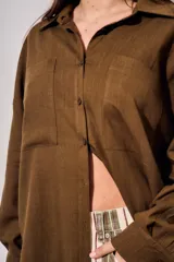 Camisa de lino y viscosa color marrón, con bolsillos frontales ojal, mangas largas y corte oversize.