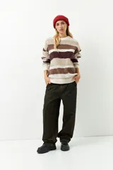 Pantalón jean de corte amplio color verde oscuro con efecto desgastado.