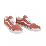 Zapatillas Vans Old Skool color coral con la línea lateral blanca y cordones blancos.
