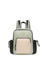 Mochila puffer en color verde menta y negro, con un bolsillo frontal beige y dos bolsillos laterales con cordón ajustable. Tiene correas ajustables y un asa superior.