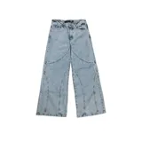 Pantalón de jean estilo ultra baggy con diseño de paneles curvos en las piernas. Presenta un lavado claro, bolsillos traseros amplios y costuras reforzadas que definen su silueta holgada y voluminosa.