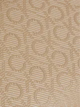 Cartera bandolera Calvin Klein color beige con monograma en relieve. Tiene correa ajustable, cierre de cremallera y logo de la marca en el frente.