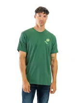 Remera de manga corta y cuello redondo, color verde musgo con efecto lavado. Presenta un pequeño estampado en el pecho izquierdo con un diseño de palmera y texto en color amarillo verdoso.