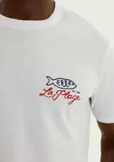 Remera de manga corta color beige con cuello redondo y diseño estampado en el pecho con el número 1880.