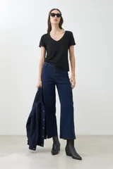 Remera de manga corta color verde con escote en V.