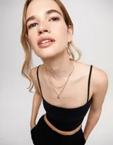 Collar dorado de doble cadena fina, con dije de flor.